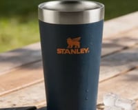 Água, refrigerante ou cerveja gelada por mais tempo: copo térmico Stanley está por menos de R$ 80 na Amazon