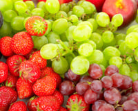 Um relatório das autoridades europeias confirma que uvas, morangos e laranjas são as frutas mais contaminadas por pesticidas