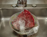 Nunca mais descongelei carne fora da geladeira depois que aprendi o jeito certo com um biomédico brasileiro