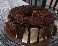 Pudim gelado com calda de chocolate