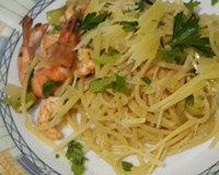 Macarrão com abobrinha e camarão