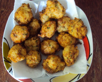 Bolinho de arroz com pernil desfiado