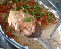 Salmão assado com leite de coco e legumes