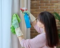 Estrangeiros estão compartilhando um truque para limpar cortinas "sem removê-las" e sem usar máquina de lavar!