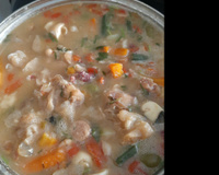 Mocotó com dobradinha, feijão branco e legumes da Vanessa