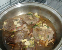 Medalhão com molho de cogumelos e azeitonas