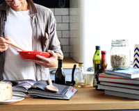 Decorar a cozinha com livros é uma boa ideia? Entenda se vale a pena seguir essa moda