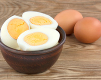 Por que cozinhar ovo com vinagre: conheça o motivo