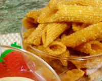 Torresmo de macarrão à pururuca é a receita perfeita para fazer um petisco rápido quando os amigos aparecem em casa