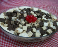 Sobremesa de sorvete com chocolate