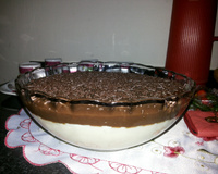 Doce gelado de coco com chocolate