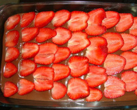 Brigadeirão com doce de morango