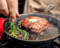 Quer um bife suculento? O TudoGostoso revela quando usar manteiga gelada na frigideira