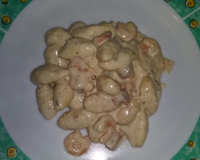 Macarrão ao molho branco com bacon e camarão