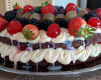 Naked cake de chocolate com brigadeiro branco e frutas vermelhas