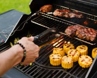 Monte o churrasco perfeito para a Copa com estes utensílios essenciais