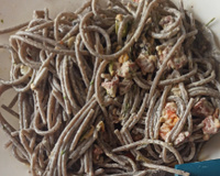 Macarrão com linguiça calabresa e creme de leite