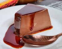 Aprenda como fazer pudim de chocolate sem forno e sem gelatina, com textura cremosa e preparo rápido