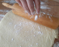 Como abrir massa de pizza, macarrão e biscoito sem rolo: dica com objetos caseiros é muito fácil
