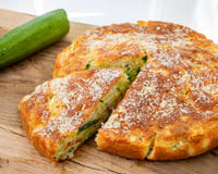 Nem farinha, nem glúten: torta de abobrinha pronta em minutos com poucos ingredientes e perfeita para qualquer hora