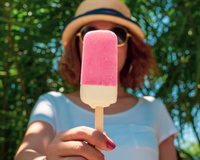 Sucesso nos anos 2000, a caçada do palito de picolé premiado está de volta, mas tá irritando muita gente...