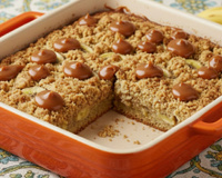 Descubra o segredo da cuca de banana que fica macia por dentro, crocante por fora e faz sucesso em qualquer lanche