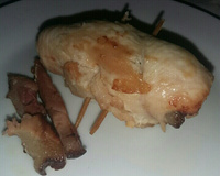 Filé de frango a rolê com cenoura, bacon e pimentão amarelo