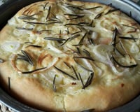 Foccacia levíssima de alecrim e cebola