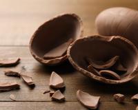 Chocolate é alvo de críticas e levanta a dúvida: ainda vale a pena comprar barras e ovos de Páscoa em 2025?