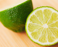 Pouca gente sabe, mas esse é o jeito certo de guardar o limão cortado na geladeira sem ressecar