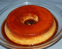 Pudim de panela de pressão desenformado em prato de vidro