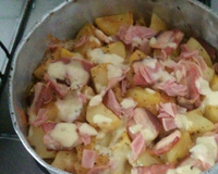 Batata gratinada com creme de queijo e bacon
