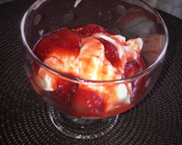 Frozen iogurte com calda de frutas vermelhas