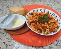 Fusilli ao molho de linguiça toscana