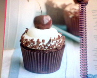 Cupcake de chocolate com chantilly e cereja