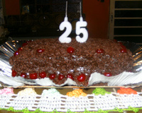 Bolo de chocolate com calda de chocolate