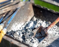 Quem tem cinzas de churrasco possui um tesouro: saiba como usar e aproveitar de forma inteligente