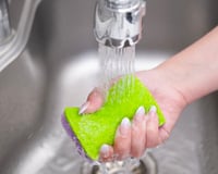 Se sua mãe não te ensinou, eu te ensino o jeito certo de higienizar a esponja de cozinha entre as trocas
