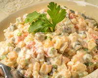 Salada de maionese é o prato que NÃO PODE faltar no Natal: pega essa receita fácil e barata!