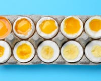 Ovos crus, ovos cozidos com a gema mole e ovos cozidos com a gema dura têm diferentes teores de proteína: qual oferece mais benefícios?