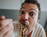 Você comete um desses 7 erros ao comer macarrão: aprenda como acertar no preparo e consumir o alimento de um jeito saudável