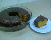 Bolo de cenoura com calda de chocolate que derrete na boca