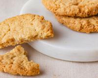Combine aveia em flocos com coco para ter o melhor biscoitinho sem glúten para tomar com café!