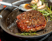 Se você coloca sal na carne 5 minutos antes de grelhar, pode estar perdendo sabor: o que um chef famoso recomenda para um prato mais suculento e saboroso