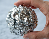 Adeus formigas e mosquitos com essa bola de papel-alumínio, solução simples e sem produtos químicos