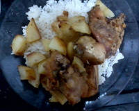 Frango a passarinho com batatas coradas