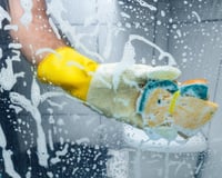 3 truques imprevisíveis que vão deixar o seu box brilhando tanto que vai parecer novo!