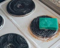 5 receitas caseiras incríveis para remover manchas de ferrugem do fogão e forno
