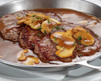 Mais clássico que isso, só dois disso: bife ao molho madeira para toda a família