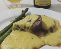 Filé mignon ao molho de mostarda com risoto de alho-poró